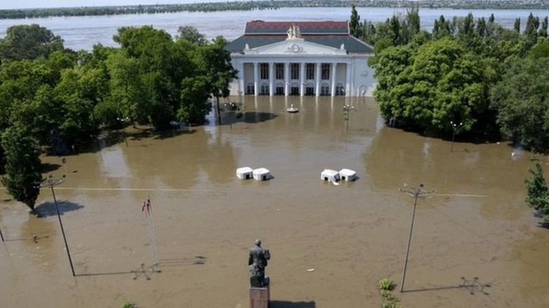 Represa destruida en Ucrania causa desalojos e inundaciones