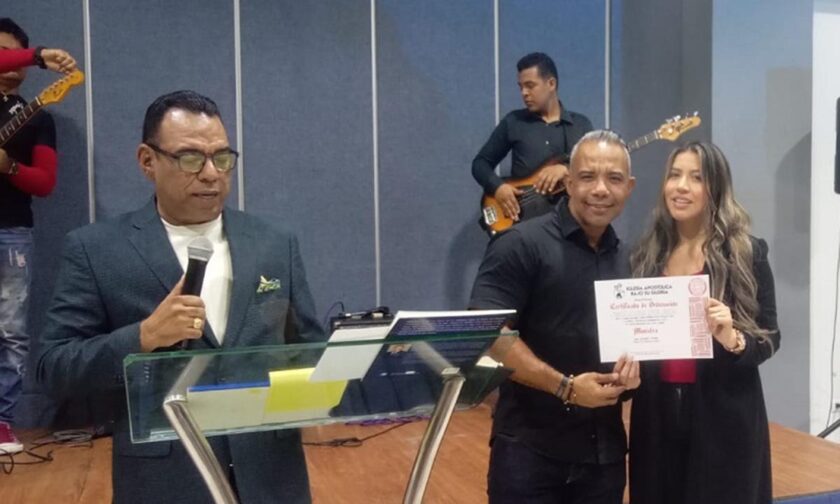 Entrega de reconocimientos a Ministros Nuevos de la Iglesia Bajo su Gloria por parte del Pastor Abelardo Daza
Fotografía Ludwin V.