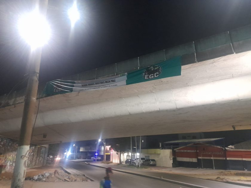 Aviso alusivo al Clan  del Golfo colocada en el Puente Pumarejo