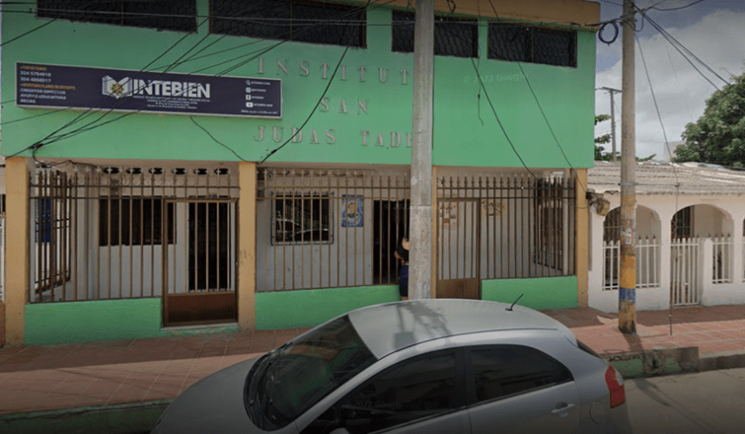 Imagen del Instituto San Judas Tadeo de Soledad, Atlántico. El cartel de las becas en soledad