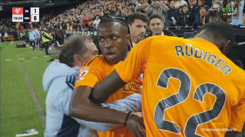 Momento de la expulsión de Vinicius Jr. el defensor Antonio Rüdiger tuvo que agarrarlo por la mala reacción del brasileño por ver la tarjeta roja. Cortesía Directv Sposrt