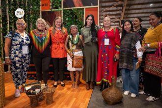 Tecnología con identidad: MinTIC y Artesanías de Colombia sellan alianza para llevar el saber ancestral a los mercados globales