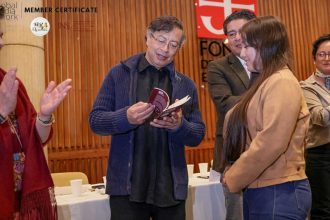 Presidente reivindica el poder del libro como antídoto contra la violencia y llama a una revolución cultural en Colombia