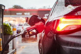 MinEnergía exige a estaciones aplicar de inmediato rebaja de $500 en la gasolina
