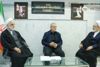 Irán designa un consejo interino tras la muerte de Jameneí. Conoce quiénes liderarán la transición y cómo se elegirá al nuevo líder supremo.