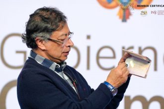 Petro anuncia nuevo pasaporte y lanza fuertes críticas a Thomas Greg & Sons por control de datos