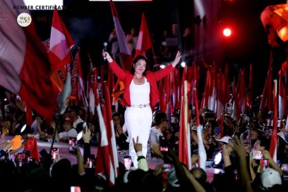 Keiko Fujimori saludaba a sus seguidores durante su mitin de clausura de campaña en Lima, la capital de Perú, en junio. Se ha convertido en la primera mujer electa para ocupar el cargo más alto de Perú.Credit...Anthony Nino De Guzman/Agence France-Presse — Getty Images