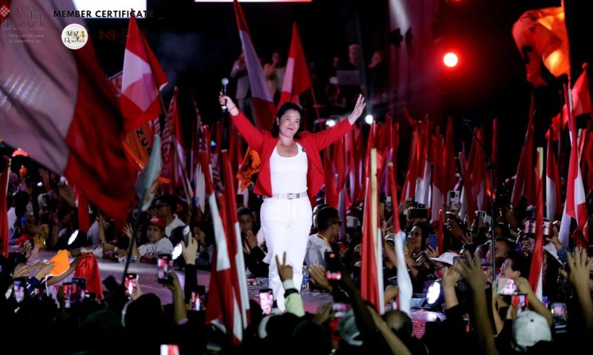 Keiko Fujimori saludaba a sus seguidores durante su mitin de clausura de campaña en Lima, la capital de Perú, en junio. Se ha convertido en la primera mujer electa para ocupar el cargo más alto de Perú.Credit...Anthony Nino De Guzman/Agence France-Presse — Getty Images