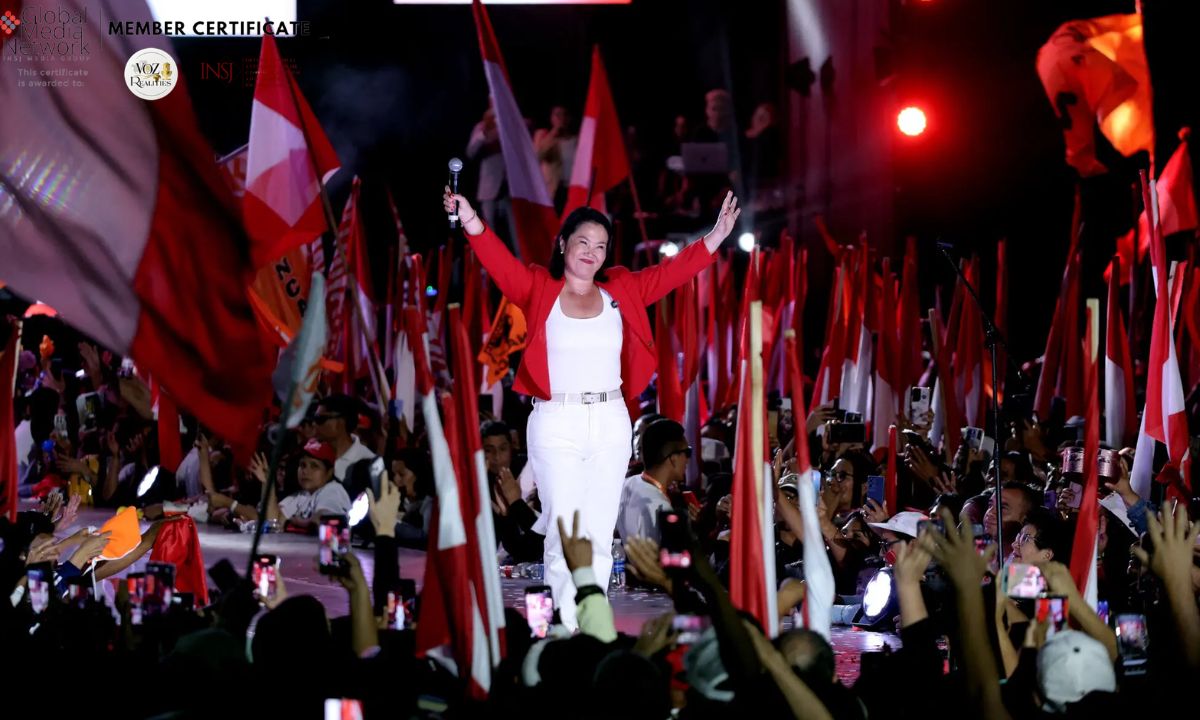Keiko Fujimori saludaba a sus seguidores durante su mitin de clausura de campaña en Lima, la capital de Perú, en junio. Se ha convertido en la primera mujer electa para ocupar el cargo más alto de Perú.Credit...Anthony Nino De Guzman/Agence France-Presse — Getty Images