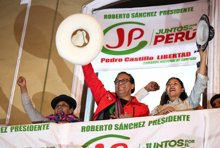 Roberto Sánchez, en el centro, era el político de izquierda que competía contra Fujimori.Credit...Connie France/Agence France-Presse — Getty Images