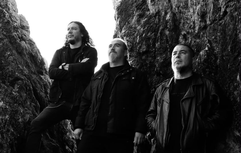 'Entre fuego y sombras' es el disco debut de In Ad Hominem, un trabajo con un concepto que gira
en torno a la dualidad del ser humano: la rabia y la esperanza, la destrucción y el renacer, la fe y la
ausencia de ella.