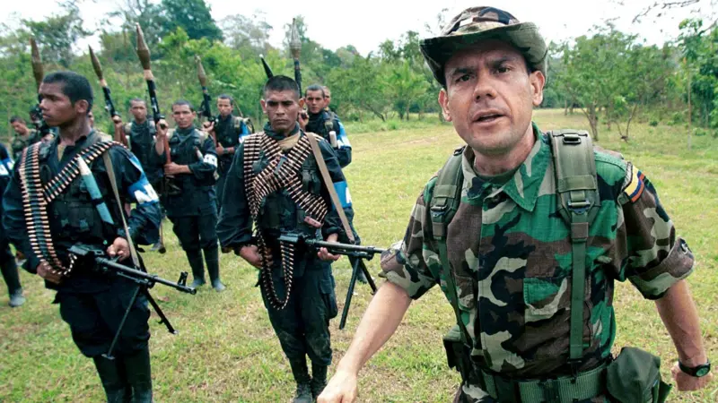Carlos Castaño, exlíder de las AUC, fue asesinado en 2004, y quien se dice que sirvió de cómplice mediático con grandes medios de comunicación en el país según informe entregado por el Centro de Memoria Histórica en el año 2022 en el informe titulado "La verdad victimizada: El periodismo como víctima y su rol y responsabilidades en el marco del conflicto"