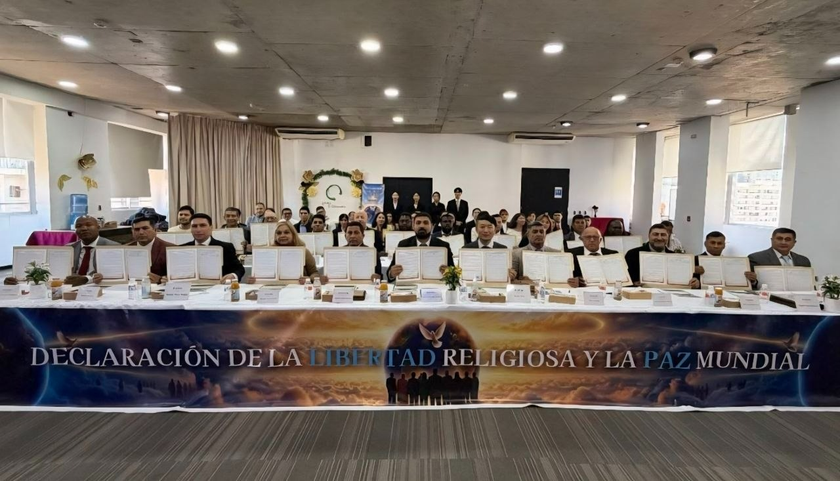 Reunión de líderes religiosos latinoamericano mostrando la declaración de la libertad religiosa y la paz mundial