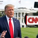 Juez federal ordena a la Casa Blanca restablecer temporalmente el acceso de CNN, MS NOW y Politico tras cuestionar el procedimiento usado por Trump para retirar sus credenciales.