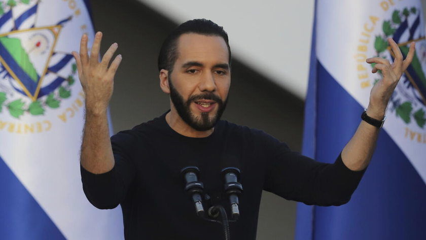El presidente de El Salvador, Nayib Bukele, pronunció un discurso durante la inauguración de un centro de datos industrial en Ciudad Arce, El Salvador, el 16 de julio de 2024. Mientras la criptomoneda bitcoin alcanzó el máximos históricos tras superar la barrera de los 100.000 dólares, el presidente de El Salvador, Nayib Bukele, se jactó de su gran apuesta el jueves 5 de diciembre de 2024. Hoy, la realidad es otra // Cortesía: (Salvador Melendez / Associated Press / Los Ángeles Time)