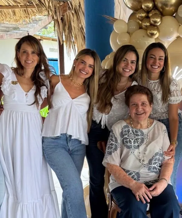 María Carmenza Valverde en compañía de la Primera Dama, Ana Lucia Primera y otros familiares
