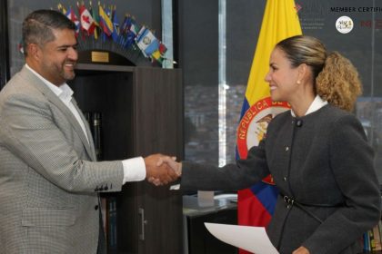 Un juez de Cali sancionó a la ministra de Trabajo y al director del SENA por desacato a una tutela sobre reubicación laboral. El Tribunal revisará el fallo
