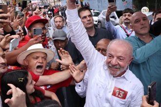 Lula vence a Flávio Bolsonaro en la segunda vuelta presidencial de Brasil y logra una remontada electoral en medio de una fuerte polarización política.