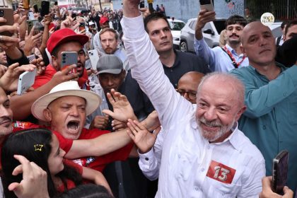 Lula vence a Flávio Bolsonaro en la segunda vuelta presidencial de Brasil y logra una remontada electoral en medio de una fuerte polarización política.
